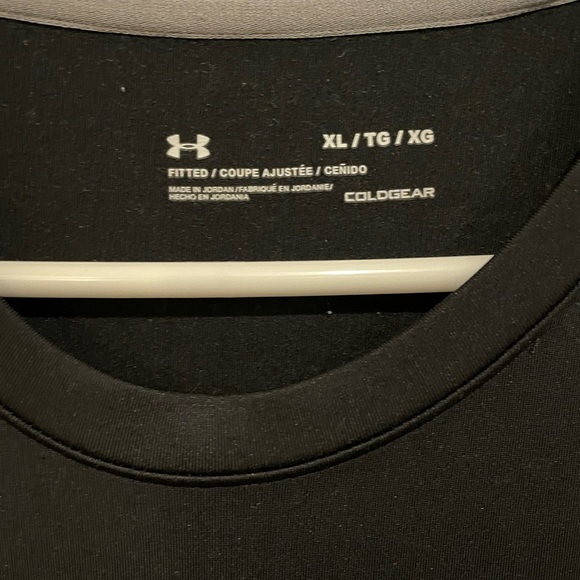 Men’s Under Armour XL black fitted cold gear top. - Picture 2 of 4